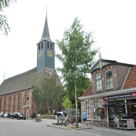 Op deze foto is de Nicolaaskerk in Krommenie te zien.