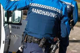 Foto van het uniform van handhaving. Link naar pagina over handhaving. 