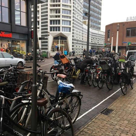 Op de foto staan fietsen midden in het centrum van Zaandam.