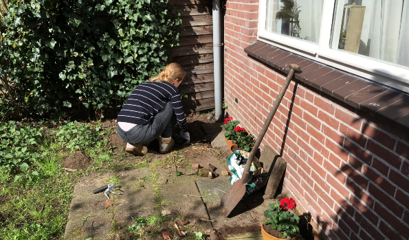 Een inwoner vervangt tegels in haar tuin voor groen
