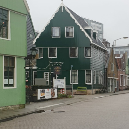 foto van huis en straat op de Lagendijk Koog