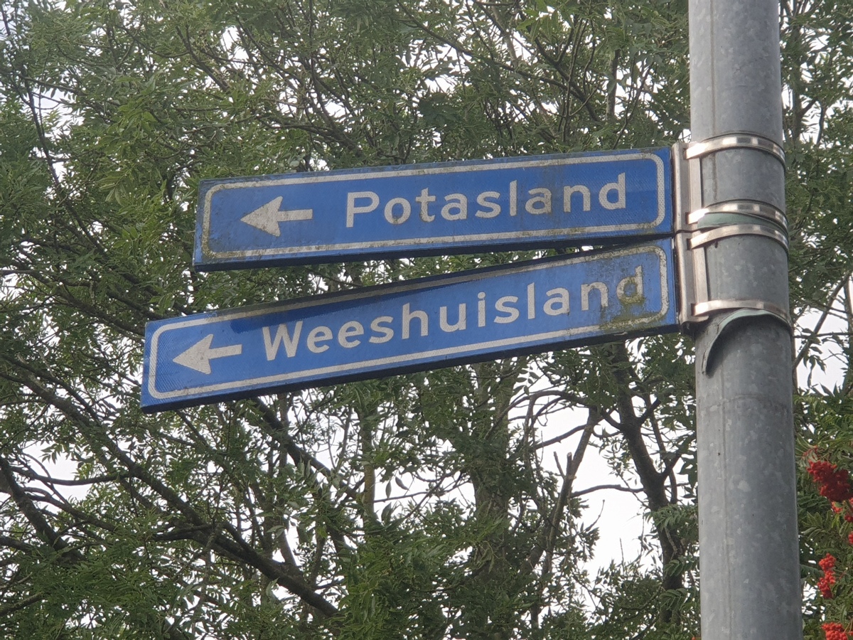 Foto van de straatnamen Potasland en Weeshuisland